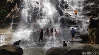 Namanya Air Terjun Kona, sedang hangat dibicarakan muda-mudi Polewali Mandar di media sosial. (Abdy Febriady/detikcom)