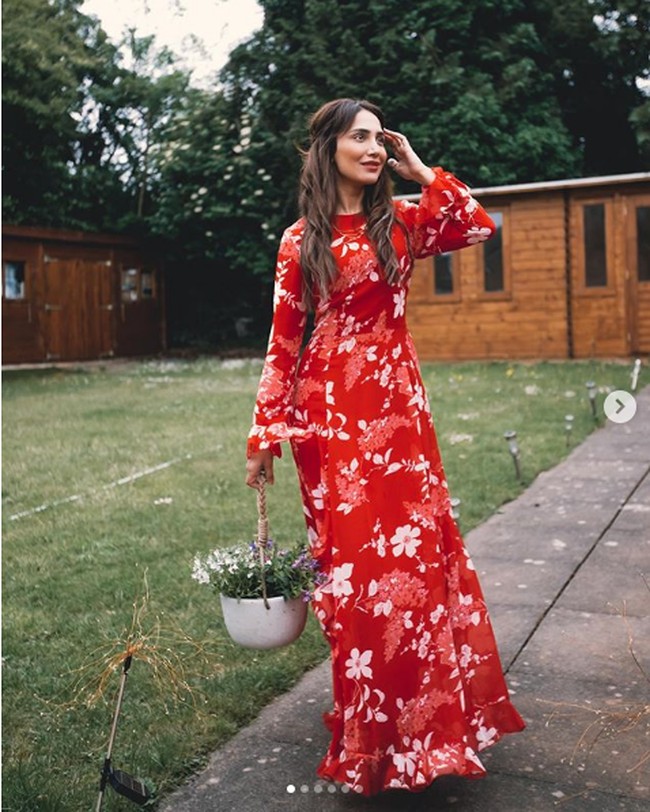 Amena yang menikah dengan Osaama Khamkar pada 2006 ini juga mengatakan kepada pengikutnya, khususnya para pecinta Pearl Daisy, bahwa dia akan terus menjadi pelanggan yang mencintai produknya. Dia juga mengucapkan bahwa ada banyak merek mode yang dipimpin oleh orang-orang yang bahkan tidak memakai pakaian tersebut. Foto: Instagram @ amenakhan