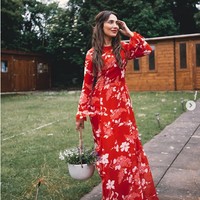 Amena yang menikah dengan Osaama Khamkar pada 2006 ini juga mengatakan kepada pengikutnya, khususnya para pecinta Pearl Daisy, bahwa dia akan terus menjadi pelanggan yang mencintai produknya. Dia juga mengucapkan bahwa ada banyak merek mode yang dipimpin oleh orang-orang yang bahkan tidak memakai pakaian tersebut. Foto: Instagram @ amenakhan