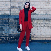 Amena yang lahir di Leincester, Britania Raya ini mulai mengenakan hijab sejak usia 22 tahun. Pada saat itu ia merasa wanita yang berlatar belakang sepertinya yaitu berhijab tak pernah tampil di layar kaca dan itulah yang mendorongnya untuk menjadi model hijab. Ia pun kerap membagikan tutorial hijab di akun Youtubenya, Amena. Foto: Instagram @ amenakhan