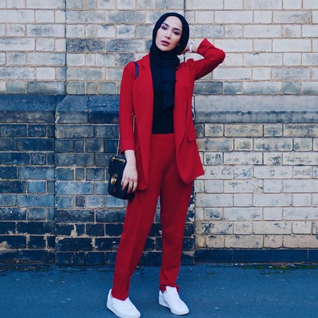 Amena yang lahir di Leincester, Britania Raya ini mulai mengenakan hijab sejak usia 22 tahun. Pada saat itu ia merasa wanita yang berlatar belakang sepertinya yaitu berhijab tak pernah tampil di layar kaca dan itulah yang mendorongnya untuk menjadi model hijab. Ia pun kerap membagikan tutorial hijab di akun Youtubenya, Amena. Foto: Instagram @ amenakhan