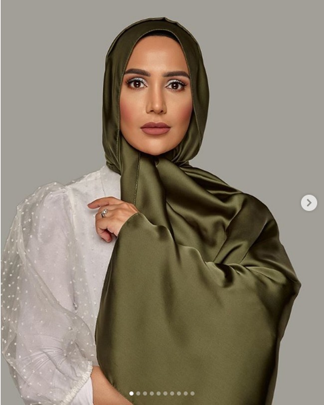 Amena Khan merupakan selebgram dan YouTuber yang populer setelah mendirikan merek fashion hijab, Pearl Daisy. Amena juga pernah terpilih sebagai menjadi model berhijab pertama dalam kampanye perawatan rambut LOreal. Ibu dari dua orang anak itu pernah datang ke Indonesia pada 2015, saat diundang oleh Dian Pelangi dalam acara Sisterhood untuk memberikan kisahnya sebagai hijabers. Foto: Instagram @ amenakhan