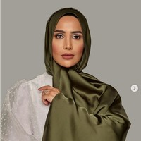 Amena Khan merupakan selebgram dan YouTuber yang populer setelah mendirikan merek fashion hijab, Pearl Daisy. Amena juga pernah terpilih sebagai menjadi model berhijab pertama dalam kampanye perawatan rambut LOreal. Ibu dari dua orang anak itu pernah datang ke Indonesia pada 2015, saat diundang oleh Dian Pelangi dalam acara Sisterhood untuk memberikan kisahnya sebagai hijabers. Foto: Instagram @ amenakhan