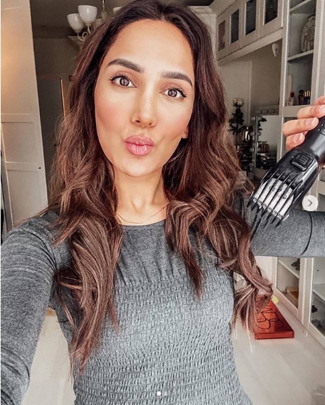 Pengumuman Amena yang menyatakan melepas hijab itu langsung menjadi viral. Videonya sejauh ini sudah mendapatkan 17.503 komentar. Banyak warganet yang menyayangkan keputusannya dan mengkritiknya. Sangat mengecewakan melihat seorang influencer melepas hijabnya karena mereka selama ini menjadi role model bagi para hijabers, kata pengguna YouTube bernama @lunicorn. Foto: Instagram @ amenakhan