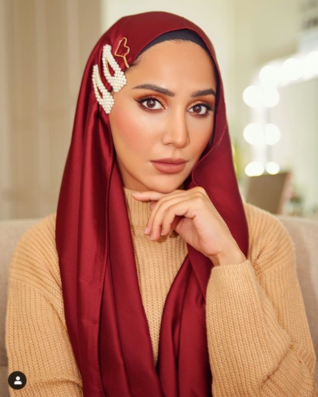 Amena Khan pun meminta maaf jika keputusannya melapas hijab ini membuat sebagian orang tidak senang.  Aku benar-benar menyesal jika apa yang aku lakukan ini menjengkelkan bagi siapa pun. Namun, dengan perubahan ini aku berbagi kebenaran dan aku tahu itu tidak akan bergaung dengan semua orang. Dan jika itu bukan untuk kamu maka itu akan baik-baik saja. Aku ingin berterima kasih karena telah bergabung denganku dalam perjalanan sejauh ini, ujarnya. Foto: Instagram @ amenakhan