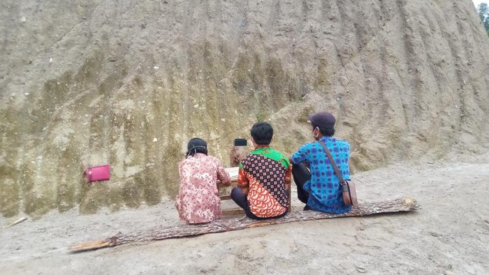 Anggota PPS di Tana Toraja mengikuti pelantikan virtual di bawah bukit.