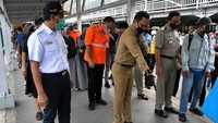 Anies Baswedan dan Bima Arya ikut mengantre bersama calon penumpang KRL Commuter Line saat meninjau Stasiun Bogor.