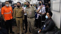 Anies Baswedan dan Bima Arya juga meninjau penumpang KRL Commuter Line. Anies meminta penumpang agar berhati-hati dan selalu menjaga jarak.