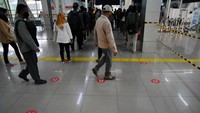 Sejumlah calon penumpang KRL Commuter Line mengantre dengan berdiri sesuai tanda jarak fisik di Stasiun Bogor. Penggunaan tanda jarak fisik tersebut untuk mengatur kepadatan dan membatasi jumlah penumpang dalam upaya mencegah penyebaran COVID-19.