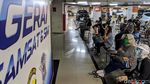 Antrean di Gerai Samsat Lippo Mall Puri Padat