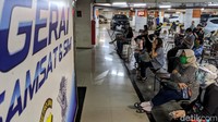 Antrian langsung padat pada hari pertama pembukaan gerai usai PSBB