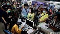 Begini antrean di gerai Samsat dan SIM di Lippo Mall Puri, Jakarta, Senin (15/6/2020).