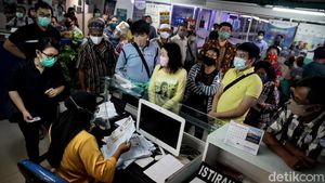 Antrean di Gerai Samsat Lippo Mall Puri Padat