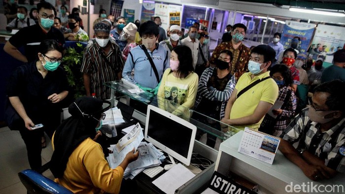Antrean di Gerai Samsat Lippo Mall Puri Padat Di hari pertama pembukaan, gerai Samsat dan SIM di Lippo Mall Puri langsung padat. Antrean bahkan mengular panjang.