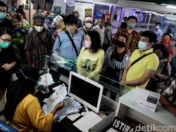 Antrean di Gerai Samsat Lippo Mall Puri Padat