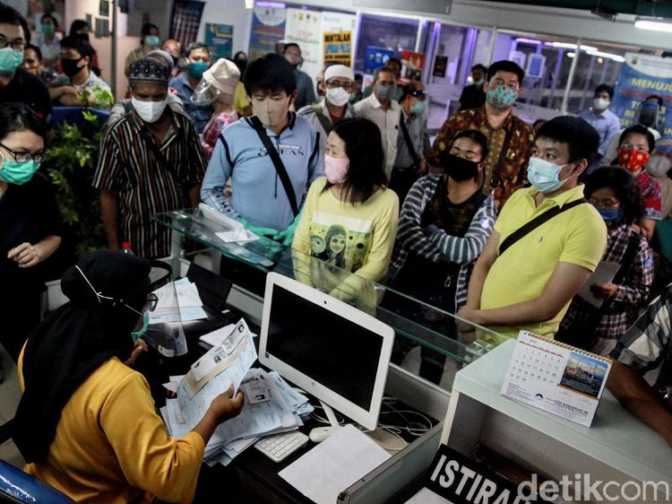 Antrean di Gerai Samsat Lippo Mall Puri Padat