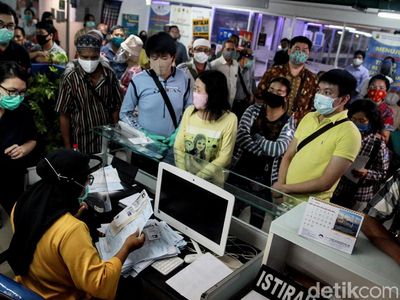Antrean di Gerai Samsat Lippo Mall Puri Padat