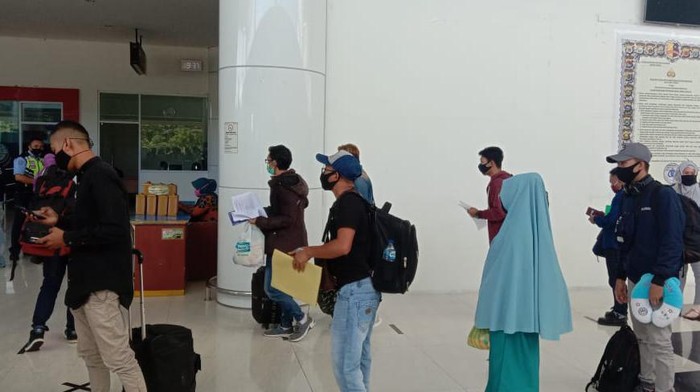 Antrean penumpang di Bandara Jalaludin Gorontalo