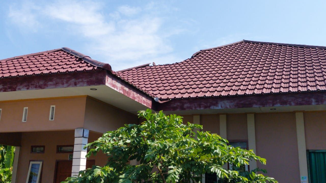 Atap rumah di dekat pesawat tempur jatuh di Riau (Chaidir-detikcom)