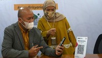 Direktur Finance, Strategy dan Treasury Mandiri Syariah Ade Cahyo Nugroho melakukan scan QRIS untuk penerima bantuan program Keberkahan untuk Indonesia di Kantor Pusat Mandiri Syariah Jakarta, Senin (15/6). 