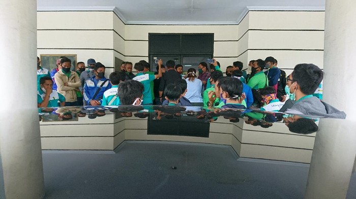 Buruh geruduk kantor Wali Kota mengadu di-PHK sepihak