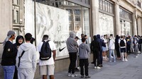 Pembukaan kembali sejumlah toko tersebut disambut baik oleh warga. Tak sedikit di antara mereka yang rela mengantre demi bisa kembali berbelanja di salah satu toko yang berada di kawasan London, Inggris.