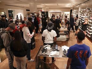 Longgarkan Lockdown, Inggris Mulai Berani Buka Pub Sampai Salon