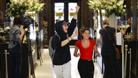 Dua orang pengunjung tampak semringah saat memasuki salah satu toko yang kembali dibuka untuk umum di kawasan London, Inggris, Senin (15/6/2020).