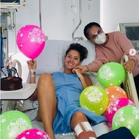 Kaki kiri Daniella harus diamputasi karena masalah iskemia. Iskemia adalah kekurangan pasokan aliran darah ke jaringan atau organ tubuh karena permasalahan pada pembuluh darah. Foto: Instagram @danielaalvareztv