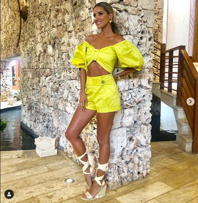 Kondisi yang dialami Daniella Alvarez ini bermula dari masalah perut yang dialaminya. Bulan lalu, Daniella harus melakukan operasi darurat karena adanya massa perut atau benjolan di perut akibat pertumbuhan jaringan abnormal.  Foto: Instagram @danielaalvareztv