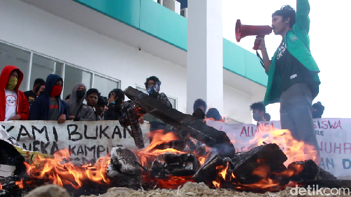 Demo mahasiswa IAIN Parepare, Sulsel.