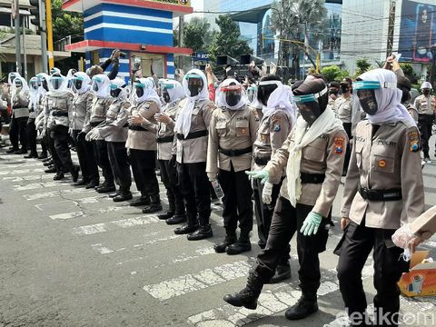 Pengamanan demo mahasiswa Papua di Kota Malang mengedepankan penerapan protokol COVID-19. Petugas mengenakan alat pelindung diri seperti masker, face shield dan sarung tangan.