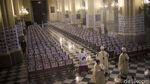 Deretan Foto-foto Korban Corona Ditempel di Gereja Peru