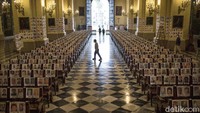 Foto-foto korban meninggal dipajang di dalam gereja.