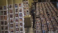 Para relawan memasang foto-foto korban meninggal akibat Corona di Peru.