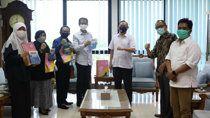 DPRD Surabaya menyampaikan apresiasi dan rasa terima kasih kepada Universitas Airlangga (Unair). Sebab selama ini Unair telah berkiprah luar biasa dalam membantu penanganan COVID-19 di Kota Pahlawan.
