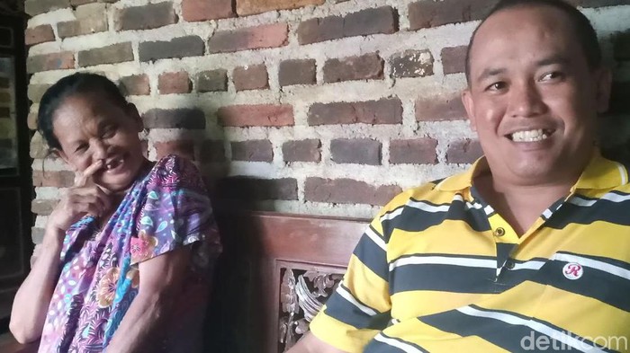 Kebahagiaan tengah menyelimuti Yatemi (72), warga Dusun Dolopo, Desa Kepel, Kecamatan Ngetos. Empat hari lalu ia dinikahi oleh Nuryani (36).