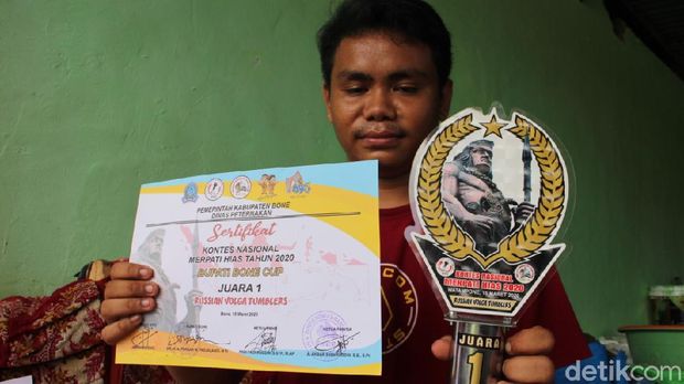 Erza Syahreza terus mengembangkan bisnis merpati hias. Dia ingin bisnisnya untuk membayar biaya kuliahnya (M Bakrie/detikcom)