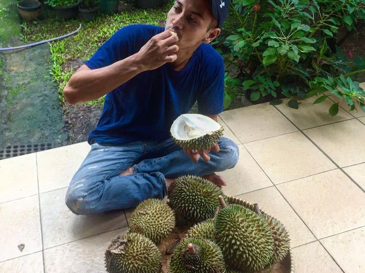 Intip Keseruan Fauzi Baadilla saat Santap Durian