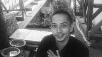 Tak melulu kafe, Fauzi Baadilla juga pernah kulineran seru di pinggir kali. Sok Merakyat Makan pinggir Kali, tulisnya. Foto: Instagram fauzibaadilla__