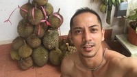 Ini bukti lain kalau Fauzi Baadila memang pencinta durian. Bahkan Fauzi sampai berswa foto dengan latar durian yang ditata bertumpuk. Foto: Instagram fauzibaadilla__