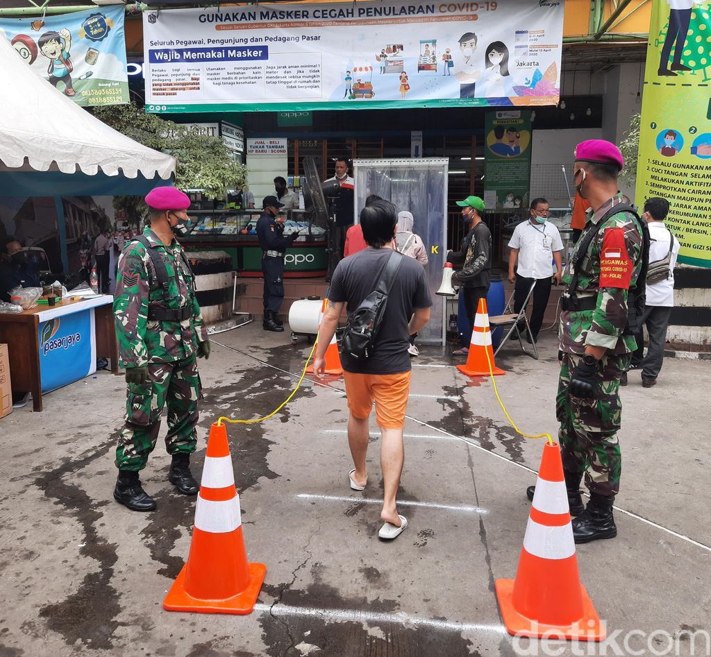 Ganjil genap di Pasar Perumnas Klender