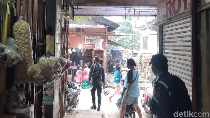 Ganjil genap di Pasar Perumnas Klender