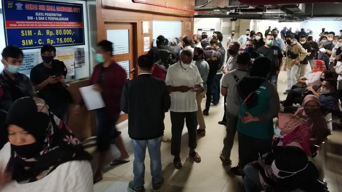 Layanan SIM di mal kembali buka
