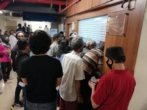 Gerai SIM Mal Gandaria City Dibuka Lagi: Pemohon Membludak, Jarak Antrean Terlalu Dekat