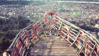 Dengan modal Rp 1 juta, mereka membuat wahana selfie berbentuk perahu, tangan raksasa, sarang burung raksasa, ayunan, dan panah raksasa. Awalnya hanya untuk keluarga dan warga sekitar, namun akhirnya booming berkat sosial media. (dok. Istimewa)