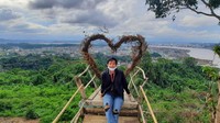Gunung Lonceng adalah gunung tertinggi di Samarinda. Gunung ini dikenal juga sebagai Gunung RCTI, karena stasiun TV itu meletakkan pemancarnya di puncak gunung ini. Wisatawan bisa foto-foto lho! (Suriyatman/detikcom)