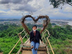 Pesona Gunung Lonceng Pemancar Sinyal dari Samarinda