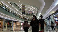 Para pengunjung yang beraktivitas di dalam mal pun diimbau untuk mengenakan masker.
