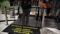 Protokol kesehatan lainnya yang turut diterapkan di dalam mal tersebut adalah penerapan physical distancing atau jaga jarak.